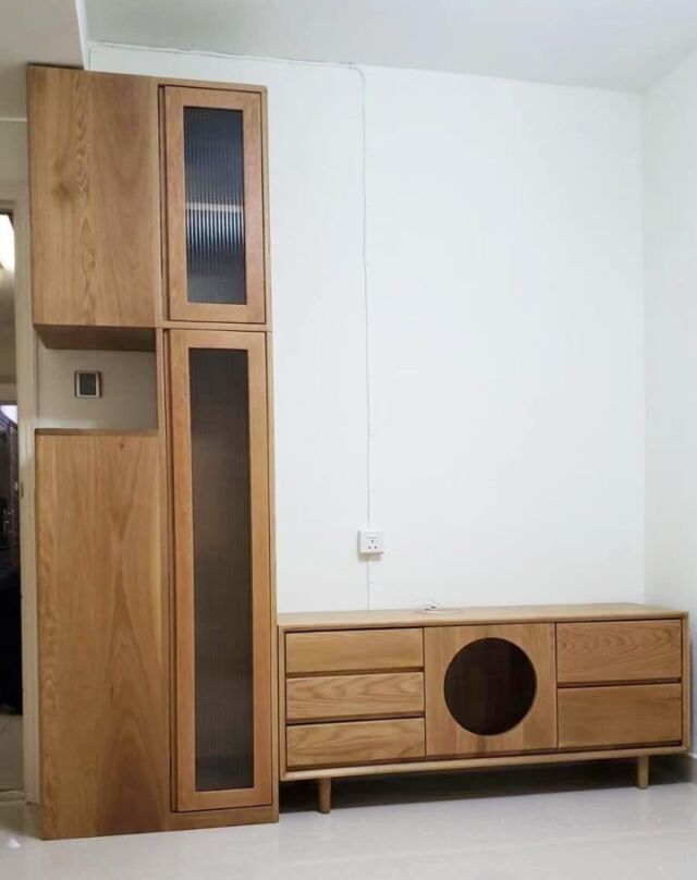 電視櫃也可以有較破格的設計，客人家中飼養貓咪，特意預留正中位置作為貓咪小窩，日後若有需要，更可隨意加置藤網，而左右則是抽屜。
旁邊放置的則是入門Ｃ字櫃，面向門口的一邊是鞋櫃，方便出入時存取鞋履；而面向客廳的則是儲物櫃，採用直紋玻璃，增添幾分矇矓美感。
配合成組合櫃，加上掛牆電視機，毫無遺和感。

電視櫃參考尺寸: W1400*D400*H600mm
入門Ｃ形櫃參考尺寸: W700*D400*H2240mm
北美白橡木實木

**可選用不同木材，製作不同款式及尺寸**

#ThanksMsMak
#荃灣中心

更多電視櫃款式：
https://www.feswoodsliving.com/product-category/living/living-storage/tv-board/

更多鞋櫃款式:
https://www.feswoodsliving.com/product-category/dining/%e9%a4%90%e9%82%8a%e6%ab%83/

#tvboard #shoecabinet #Cshapecabinet #storage #電視櫃 #C形櫃 #C字櫃 #實木鞋櫈 #woodfurniture #wooddesign #oak #walnut #cherrywood #ashwood #solidwood #全屋訂造 #上門量尺 #設計裝修 #觀塘傢俬 #實木傢俬 #橡木 #黑胡桃木 #櫻桃木 #白臘木 #櫸木 #楓木 #南美柚木
#feswoodsliving

******************************************

fes woods living ※ 實木傢俬專營

陳列室地址: 觀塘觀塘邊398-402號Eastcore 5樓6室 (觀塘道油站正對面)
(停車場由巧明街入，世達中心旁)
電話: 3590 2176
whatsapp: +85291765153
www.feswoodsliving.com
facebook: @feswoodsliving
email: sales@feswoodsliving.com
星期二至四: 11:00-19:00，星期五六日及公眾假期: 11:00-20:00，星期一休息 (公眾假期正常開放: 11:00-20:00)

******************************************