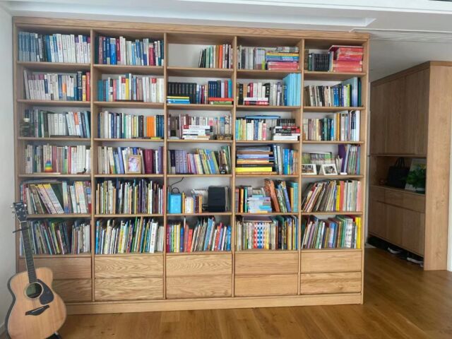 大型的開放式書櫃，最適合藏書量龐大及經常閱讀的客人。
下層抽屜，放置文具、畫具等雜物，都非常合適。

以實木修口的工藝裝配，完全貼牆，不留細縫。

參考尺寸: W2200*D350*H2500mm
北美白橡木實木

**可選用不同木材，製作不同款式及尺寸**

更多書櫃款式：
https://www.feswoodsliving.com/product-category/study/book-shelf/

#cabinet #bookcabinet #bookshelf #書櫃 #實木書櫃 #woodfurniture #wooddesign #oak #walnut #cherrywood #ashwood #solidwood #全屋訂造 #上門量尺 #設計裝修 #觀塘傢俬 #實木傢俬 #橡木 #黑胡桃木 #櫻桃木 #白臘木 #櫸木 #楓木 #南美柚木
#feswoodsliving

******************************************

fes woods living ※ 實木傢俬專營

陳列室地址: 觀塘觀塘邊398-402號Eastcore 5樓6室 (觀塘道油站正對面)
(停車場由巧明街入，世達中心旁)
電話: 3590 2176
whatsapp: +85291765153
www.feswoodsliving.com
email: sales@feswoodsliving.com
星期二至四: 11:00-19:00，星期五六日及公眾假期: 11:00-20:00，星期一休息 (公眾假期正常開放: 11:00-20:00)

******************************************