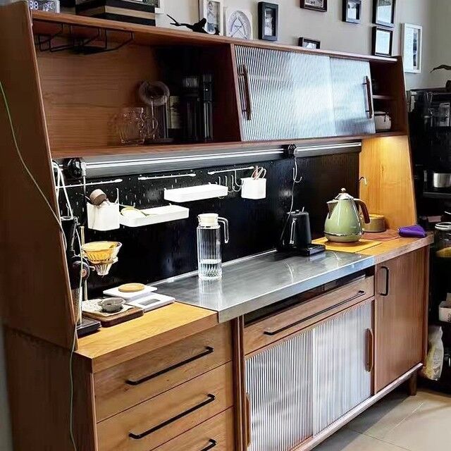 客人家中客廳較為寬敞，可以放置較大型的餐櫃，工作枱面總長約220cm，足夠2-3人同時使用。
枱面加設不鏽鋼板，方便放置熱煲，或直接在鋼板上切菜或切生果，不用擔破壞實木櫃面。

這麼大型的餐櫃，自然收納量也非常龐大，放置各式餐具杯具或是廚師機、麵包機等，都綽綽有餘。
加上洞洞掛板、電力路軌及感應櫃燈，使用時更為得心應手。

以櫻桃木實木製作，並以坑紋玻璃及幼長的金屬手抽作配襯，北歐輕復古的風格更為突出。

參考尺寸: W2200*D450*H1800mm
北美櫻桃木實木

**可選用不同木材，製作不同款式及尺寸**

更多餐櫃款式：
https://www.feswoodsliving.com/product-category/dining/%e9%a4%90%e9%82%8a%e6%ab%83/

#cupboard #diningcabinet #cabinet #餐櫃 #實木餐邊櫃 #woodfurniture #wooddesign #oak #walnut #cherrywood #ashwood #solidwood #全屋訂造 #上門量尺 #設計裝修 #觀塘傢俬 #實木傢俬 #橡木 #黑胡桃木 #櫻桃木 #白臘木 #櫸木 #楓木 #南美柚木
#feswoodsliving

******************************************

fes woods living ※ 實木傢俬專營

陳列室地址: 觀塘觀塘邊398-402號Eastcore 5樓6室 (觀塘道油站正對面)
(停車場由巧明街入，世達中心旁)
電話: 3590 2176
whatsapp: +85291765153
www.feswoodsliving.com
email: sales@feswoodsliving.com
星期二至四: 11:00-19:00，星期五六日及公眾假期: 11:00-20:00，星期一休息 (公眾假期正常開放: 11:00-20:00)

******************************************