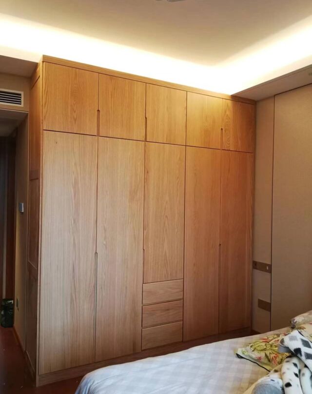 全高實木衣櫃以北美橡木製作，平整的門板展現出大幅的天然木紋，不用花巧的設計，天然的木色木紋已令衣櫃非常美觀奪目。
以實木收口的方式安裝，衣櫃與天花牆壁間不留空隙，外觀整潔平實，也不用擔心隱蔽位置會藏塵。

參考尺寸: W2300*D600*H2200mm
北美橡木實木

**可選用不同木材**
**款式、木材、尺寸、間隔等，均可按要求製作**

更多衣櫃款式：
https://www.feswoodsliving.com/product-category/private/wardrobe/

#wardrobe #woodwardrobe #Lshape #衣櫃 #實木衣櫃 #L形衣櫃 #實木收口 #woodfurniture #wooddesign #oak #walnut #cherrywood #ashwood #solidwood #全屋訂造 #上門量尺 #設計裝修 #觀塘傢俬 #實木傢俬 #橡木 #黑胡桃木 #櫻桃木 #白臘木 #櫸木 #楓木 #南美柚木
#feswoodsliving

******************************************

fes woods living ※ 實木傢俬專營

陳列室地址: 觀塘觀塘邊398-402號Eastcore 5樓6室 (觀塘道油站正對面)
(停車場由巧明街入，世達中心旁)
電話: 3590 2176
whatsapp: +85291765153
www.feswoodsliving.com
email: sales@feswoodsliving.com
星期二至四: 11:00-19:00，星期五六日及公眾假期: 11:00-20:00，星期一休息 (公眾假期正常開放: 11:00-20:00)

******************************************