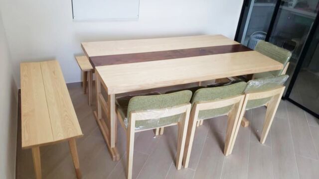全套餐枱椅均以白蠟木製作，白蠟木木色淺白，木紋相較其他木材更為明顯，也能充份感受到其木紋的凹凸觸感。
餐枱中央拼上黑胡桃木，像table runner般，優雅大方。

餐枱同樣為訂造款式，椅背高度與餐枱相約，與高背餐椅相比，更顯空間感。
而兩張長櫈的櫈面都是Ｖ形設計，坐感更為舒適。

餐枱參考尺寸: W1600*D900*H750mm
白蠟木 拼 黑胡桃木

**可選用不同木材，製作不同款式及尺寸**
**此款餐枱正在陳列，歡迎參觀**

更多餐枱款式：
https://www.feswoodsliving.com/product-category/dining/dining-tables/

#ThanksMrMrsPoon
#匯景花園

#diningtable #table #bench #餐枱 #實木餐枱 #長櫈 #woodfurniture #wooddesign #oak #walnut #cherrywood #ashwood #solidwood #全屋訂造 #上門量尺 #設計裝修 #觀塘傢俬 #實木傢俬 #橡木 #黑胡桃木 #櫻桃木 #白臘木 #櫸木 #楓木 #南美柚木
#feswoodsliving

******************************************

fes woods living ※ 實木傢俬專營

陳列室地址: 觀塘觀塘邊398-402號Eastcore 5樓6室 (觀塘道油站正對面)
(停車場由巧明街入，世達中心旁)
電話: 3590 2176
whatsapp: +85291765153
www.feswoodsliving.com
email: sales@feswoodsliving.com
星期二至四: 11:00-19:00，星期五六日及公眾假期: 11:00-20:00，星期一休息 (公眾假期正常開放: 11:00-20:00)

******************************************